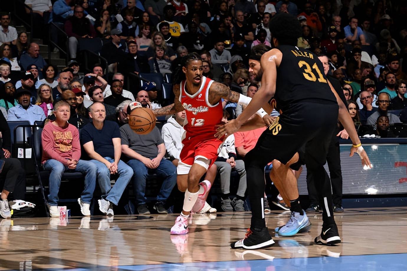 爱游戏在线-灰熊客场战胜骑士,实力得到认可